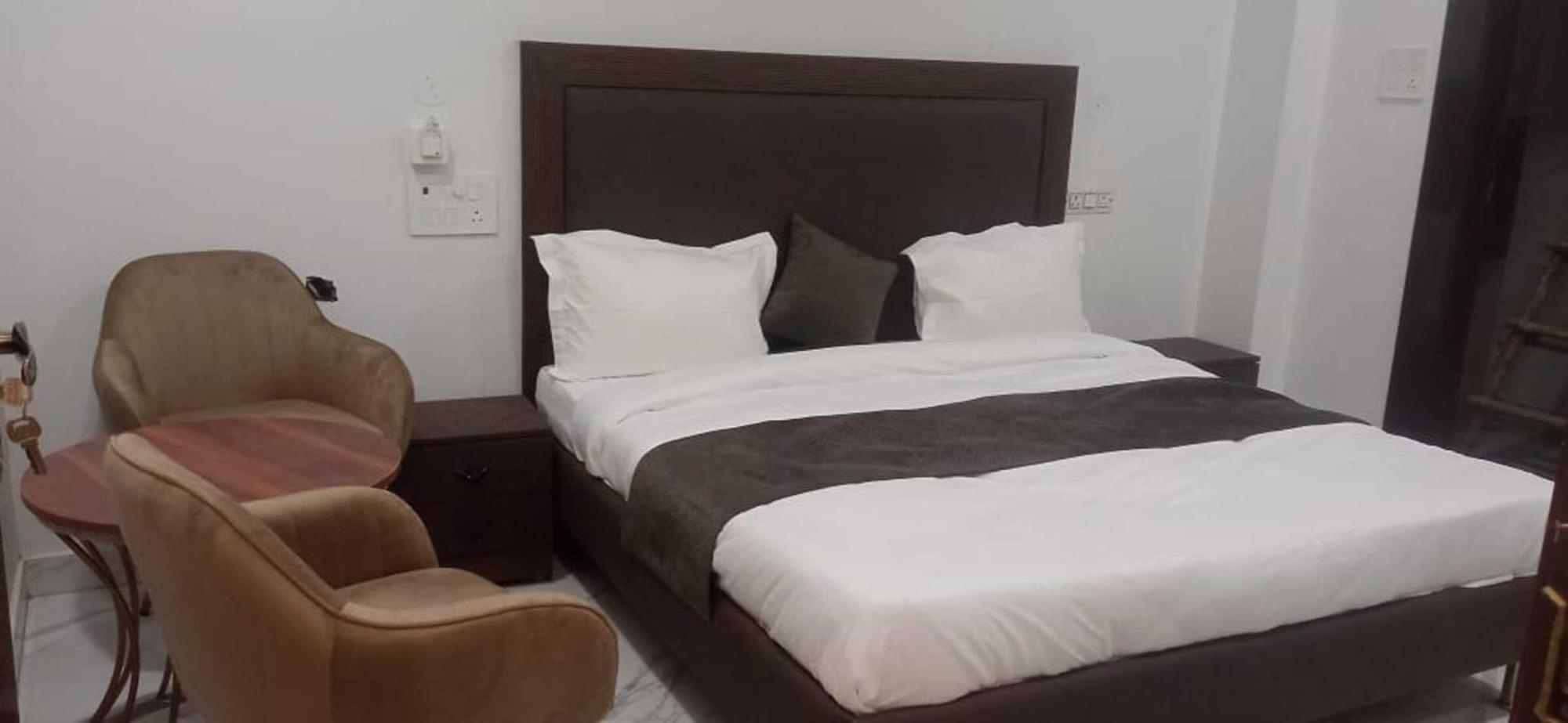 Sunny Retreat Near Karkarduma Court Hotel New Delhi